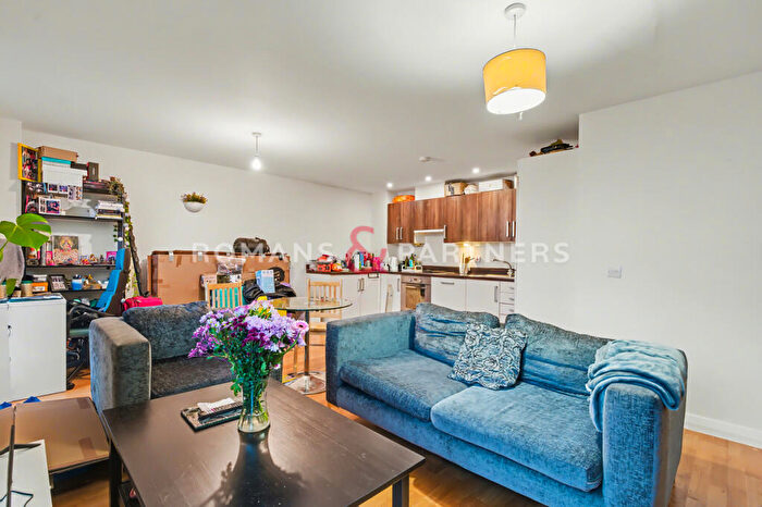 2 Bedroom Apartment To Rent In Hallmark Court, Limehouse, E14