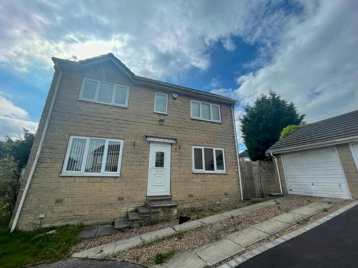 3 Bedroom Detached House To Rent In Hill Brow Close, Bradford, West Yorkshire, BD15