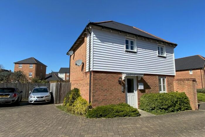 2 Bedroom Flat To Rent In Sandow Place, Kings Hill, ME19