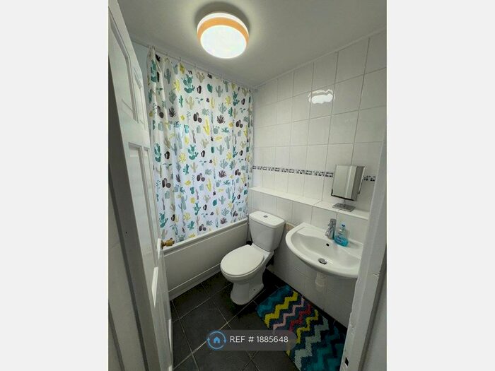 3 Bedroom Semi-Detached House To Rent In West Way, Luton, LU2