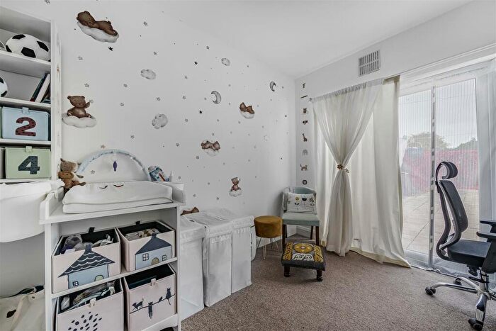 3 Bedroom Bungalow For Sale In Kinloch Drive, London, NW9