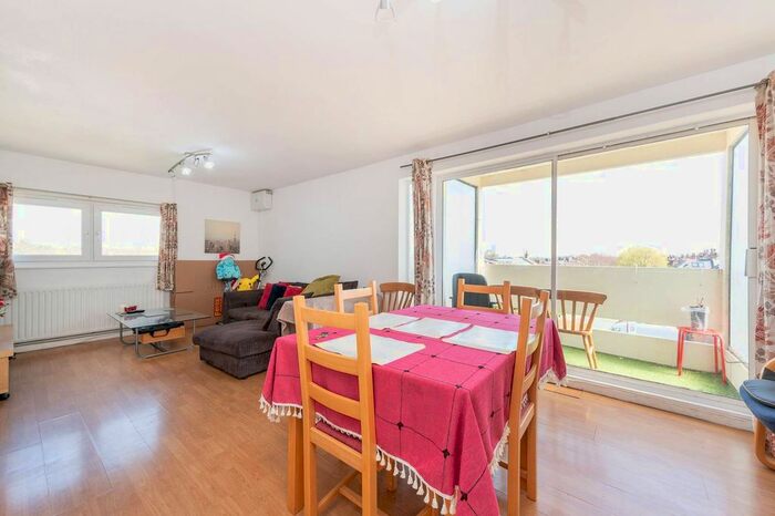 3 Bedroom Flat To Rent In Bloomsbury Close, Ealing, London, W5