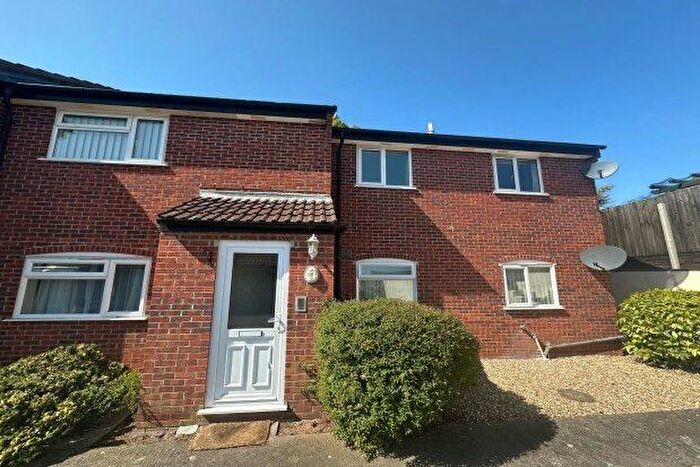 2 Bedroom Flat To Rent In Trent Court, Taunton, TA1