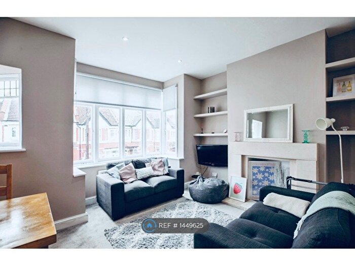 3 Bedroom Flat To Rent In Tooting, London, SW17