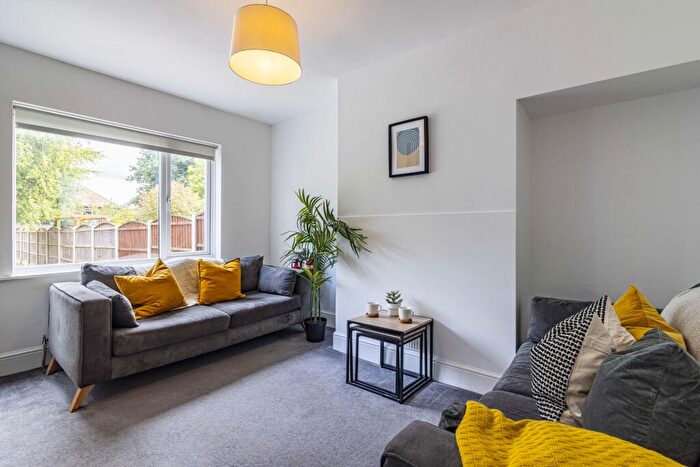 4 Bedroom Semi Detached House To Rent In Warwick Avenue, Beeston, NG9