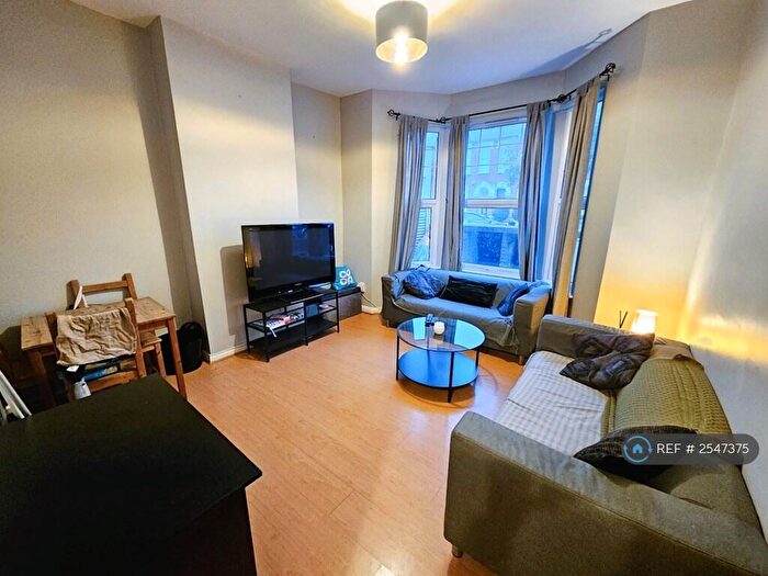 2 Bedroom Flat To Rent In Laitwood Road, London, SW12