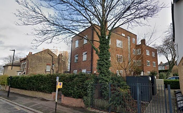 3 Bedroom Apartment To Rent In Ewart Grove, London, N22