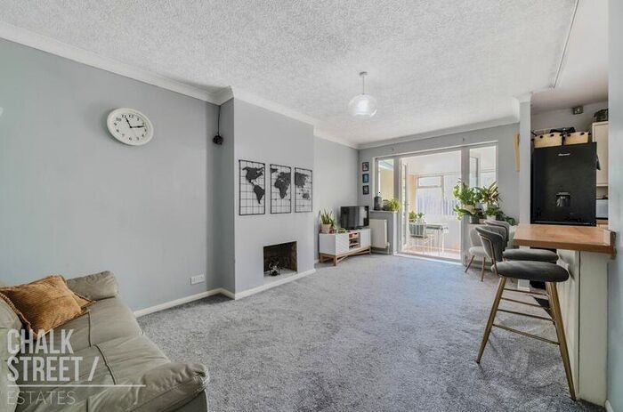 2 Bedroom Semi-Detached Bungalow For Sale In Arterial Avenue, Rainham, RM13