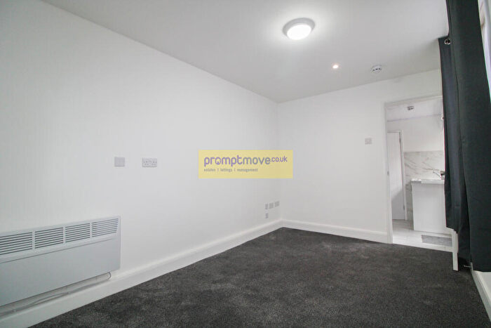Studio To Rent In Stockwood Crescent Luton, LU1