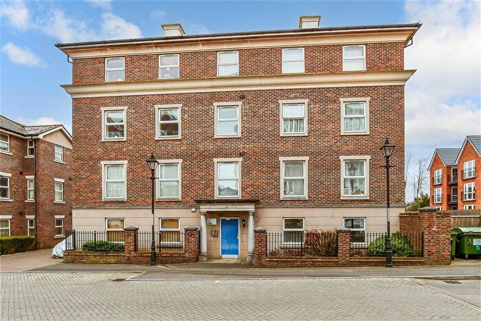 2 Bedroom Flat For Sale In Annison Street, Tonbridge, Kent, TN9