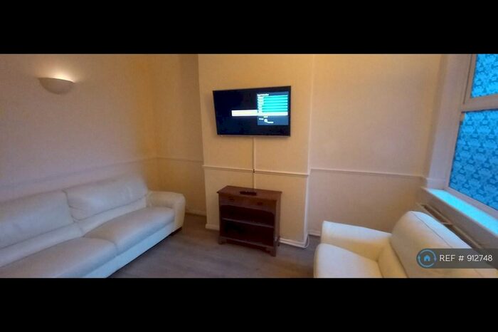 4 Bedroom Terraced House To Rent In Ullswater Street, Leicester, LE2