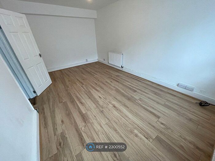 2 Bedroom Flat To Rent In Dudley Court, London, N12