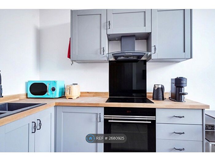 1 Bedroom Flat To Rent In Tudor House, Brighouse, HD6