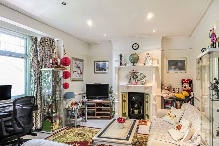 3 Bedroom Flat To Rent In Fulham Palace Road, London, W6