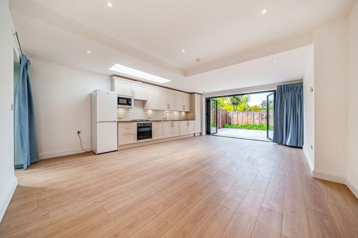 2 Bedroom Flat To Rent In Burntwood Lane, Earlsfield, London, SW17