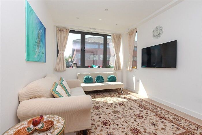 2 Bedroom Flat For Sale In Station Road, Redhill, Surrey, RH1