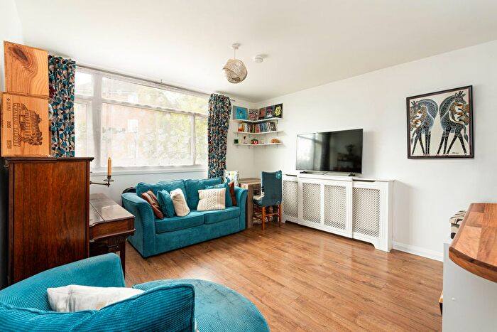 1 Bedroom Flat For Sale In Dylways, London, SE5