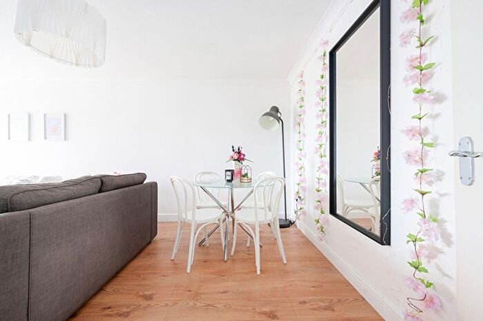 2 Bedroom Flat For Sale In Edmund Place, Dunfermline, KY12
