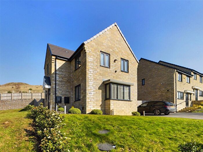 3 Bedroom Detached House To Rent In Poplars Park Road, Bradford, West Yorkshire, BD2