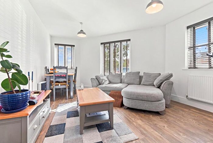 2 Bedroom Flat To Rent In Hamlet House, Five Oaks Lane, Chigwell, IG7
