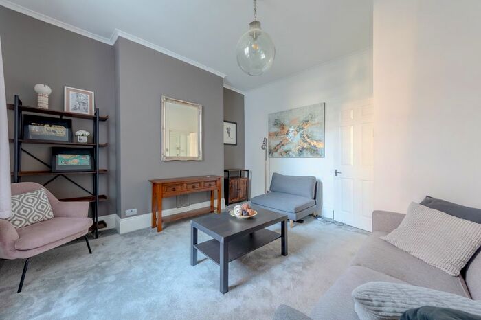 2 Bedroom Flat To Rent In Lndn-E - Edith Road, London, W14