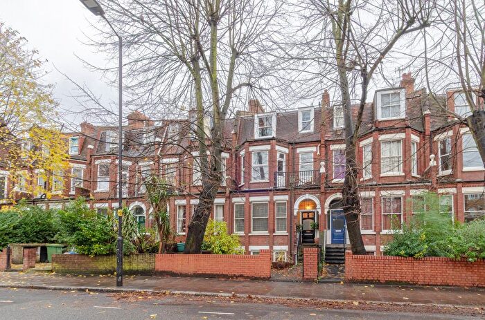 2 Bedroom Flat To Rent In Tollington Park, London, N4