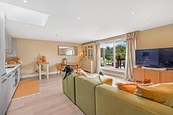 2 Bedroom Flat For Sale In Crown Dale, Crystal Palace, London, SE19