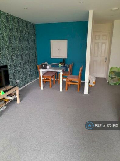2 Bedroom Flat To Rent In Poplar Way, Ilford, IG6