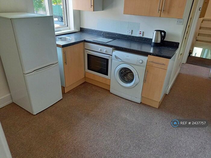 1 Bedroom Flat To Rent In County Road, Swindon, SN1