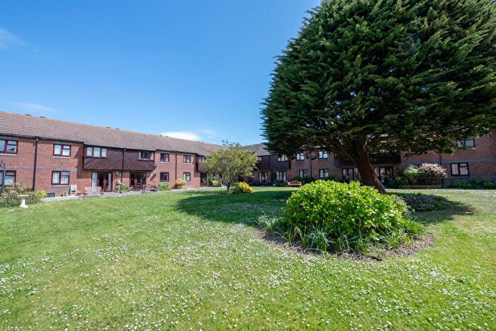 2 Bedroom Flat For Sale In Sea Front, Hayling Island, PO11
