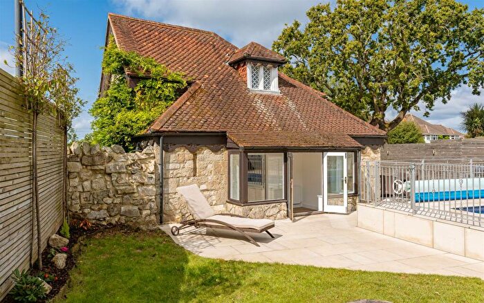 4 Bedroom Detached House For Sale In Detached Cottage With Annexe And Swimming Pool - Baring Road, Cowes, PO31