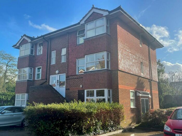 Flat To Rent In Josephs Road, Guildford, Surrey, GU1