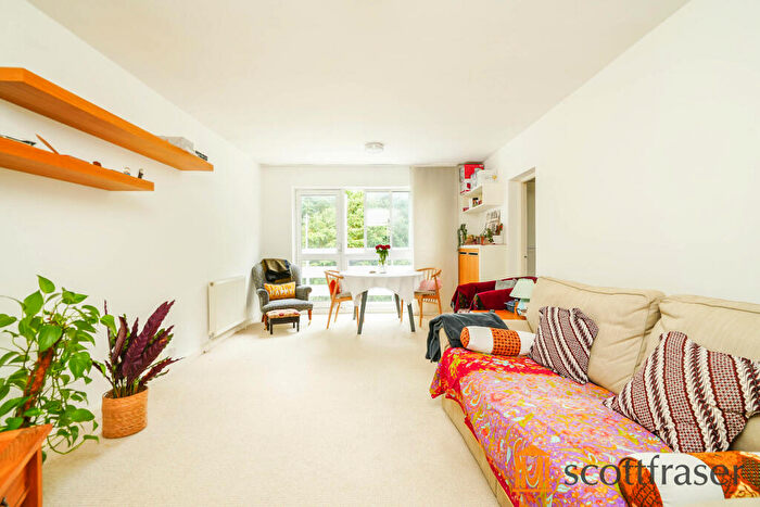 3 Bedroom Property To Rent In Cunliffe Close, Central North Oxford, OX2