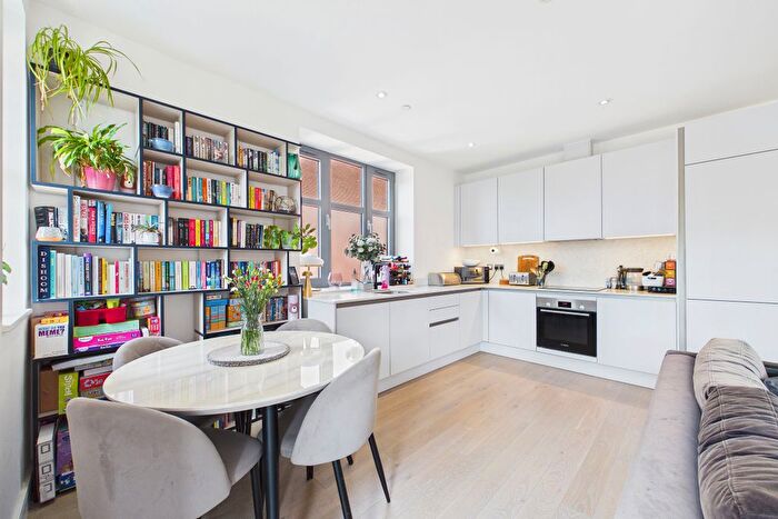 2 Bedroom Flat For Sale In Holden Road, North Finchley, N12