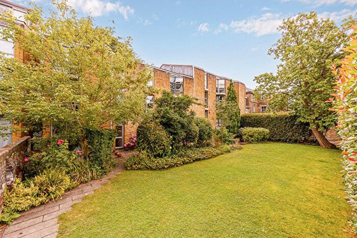 2 Bedroom Flat For Sale In Wellesley Road, London, W4