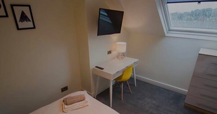 6 Bedroom Terraced House To Rent In Headingley Avenue, Leeds, West Yorkshire, LS6