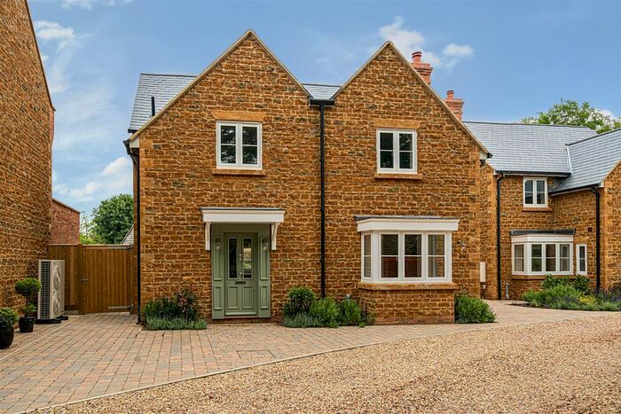 4 Bedroom Detached House For Sale In Roebuck Court, Off Southam Road, Priors Marston, CV47