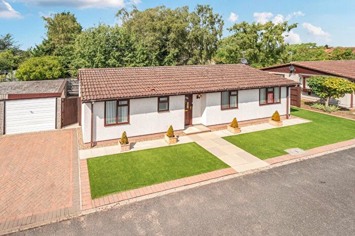 2 Bedroom Mobile/park Home For Sale In Grange Park, Woodhall Spa, LN10