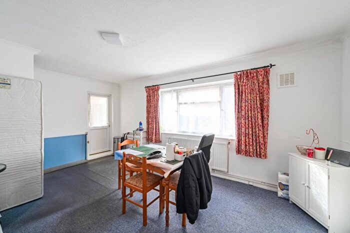 2 Bedroom Flat For Sale In Hammersley Road, Canning Town, London, E16