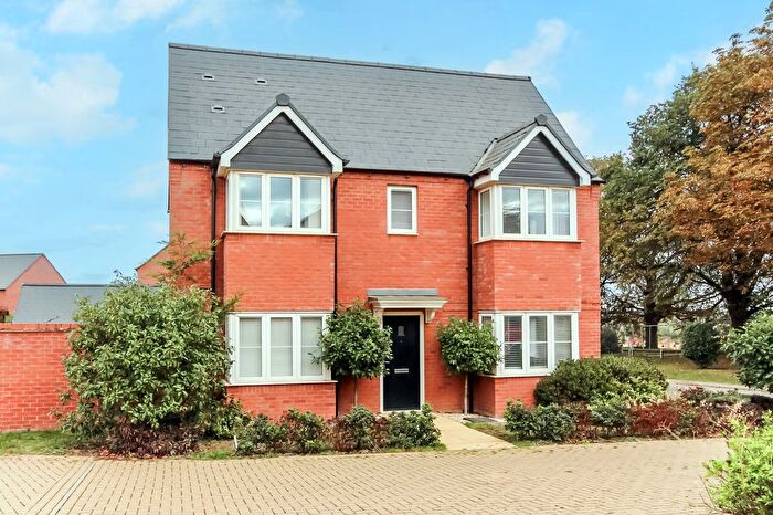 3 Bedroom Semi-Detached House For Sale In Sulgrave Way, Wellingborough, NN8
