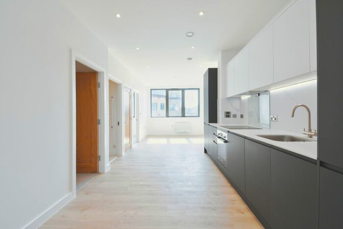 2 Bedroom Flat To Rent In Station Road, Redhill, RH1