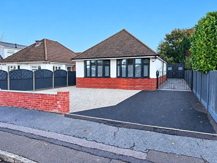 3 Bedroom Bungalow For Sale In Julyan Avenue, Poole, BH12