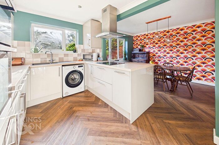 4 Bedroom Detached House For Sale In Grovebury Close, Brundall, Norwich, NR13