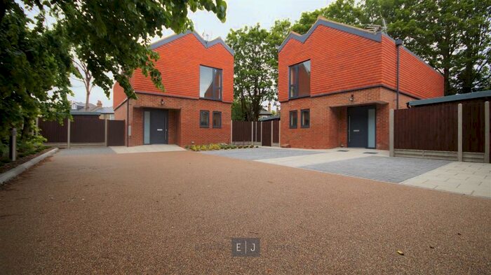 3 Bedroom Detached House To Rent In Aldersbrook Road, London, E12