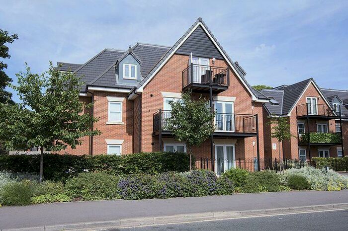 2 Bedroom Ground Flat To Rent In Willow House, Hersham, KT12