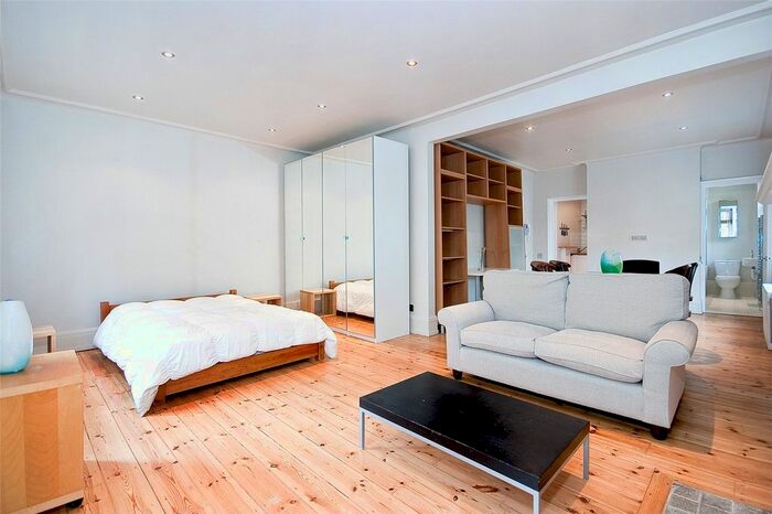 Studio To Rent In Turner Street, London, E1