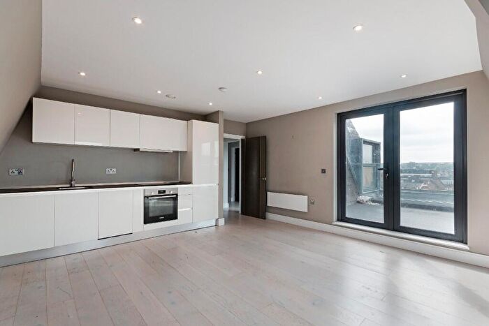 2 Bedroom Flat To Rent In Parkway, Chelmsford, Essex, CM2