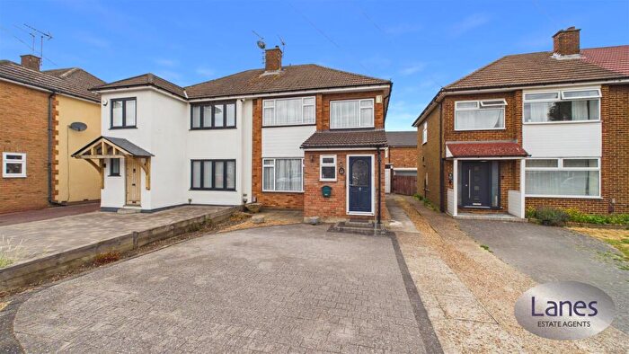 3 Bedroom Semi-Detached House For Sale In Cadmore Lane, Cheshunt, EN8