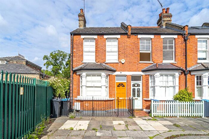 3 Bedroom End Of Terrace House For Sale In Cedars Road, London, N21