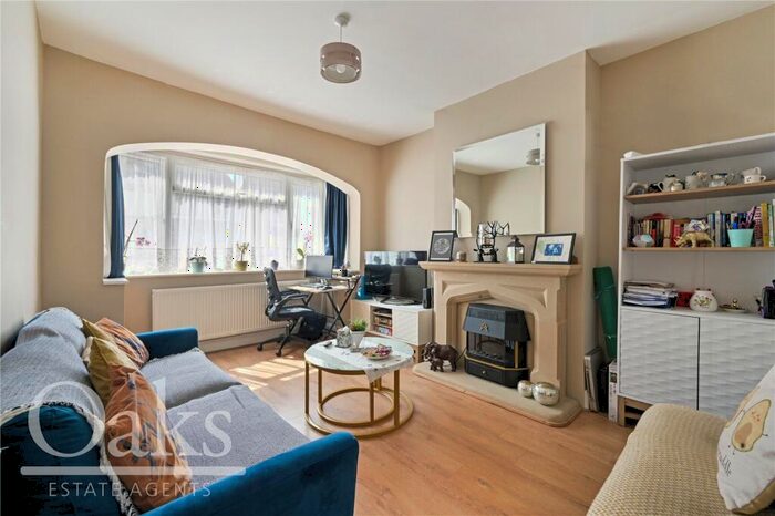 3 Bedroom Semi-Detached House To Rent In Greenwood Road, Croydon, CR0